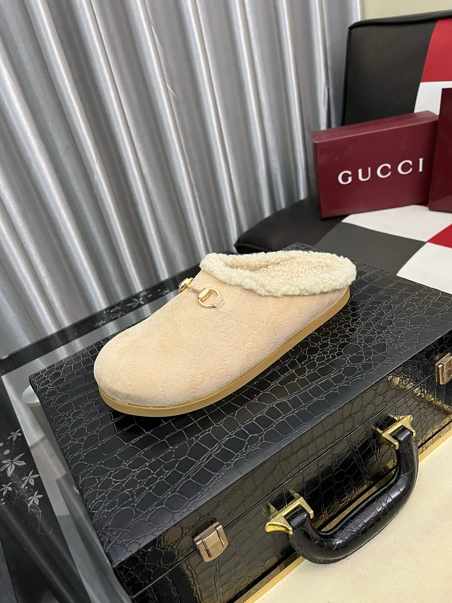 Men's shoes 💰400⌚️⌚️Gucci plush slippers GUCCI. Gucci women's real hair half-slippers Italian top cowhide Imported top quality leather water-dyed cowhide lining Original bronze gold horsebit Italian cowhide outsole Size: 35−442️⃣Colors available